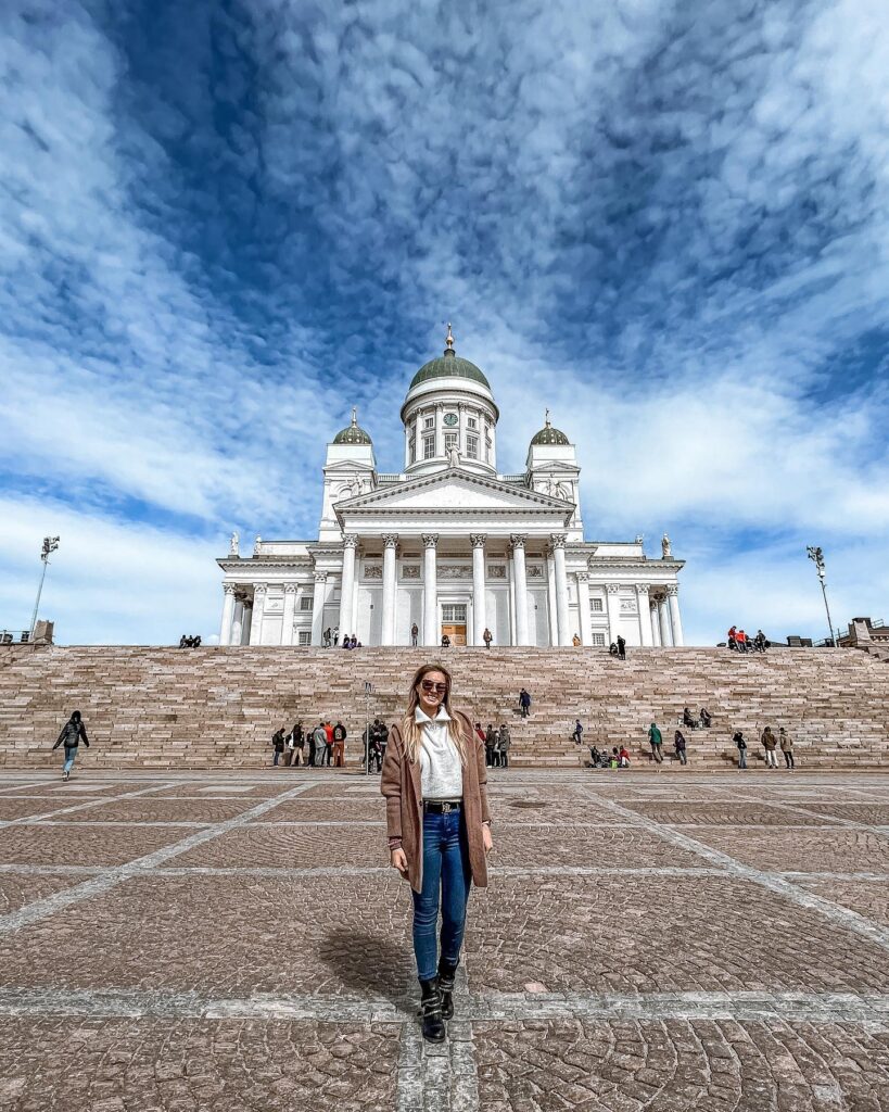  Katedra w HelsinkachTo chyba najbardziej rozpoznawalny symbol miasta – imponująca, biała katedra górująca nad Placem Senackim. Idealne miejsce, żeby poczuć majestat stolicy i zrobić klasyczne zdjęcie z podróży.