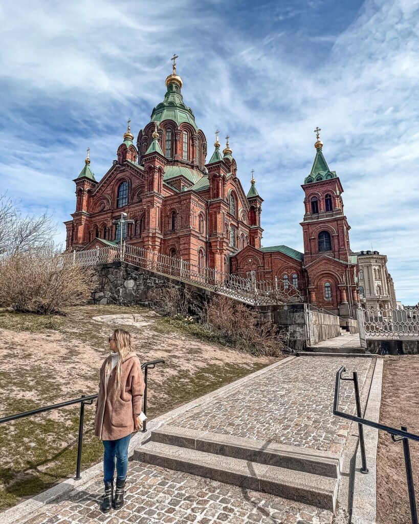 Sobór UspieńskiTo przepiękny prawosławny sobór z charakterystycznymi złotymi kopułami. Wnętrze pełne ikon i detali robi ogromne wrażenie, a sam budynek świetnie kontrastuje z minimalistyczną estetyką Helsinek.