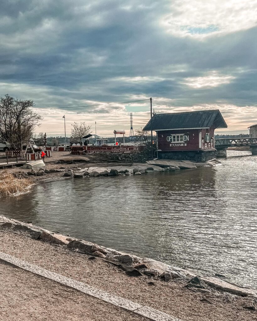 Siibelius Park i Cafe RegattaPark poświęcony fińskiemu kompozytorowi, idealny na spacer,   Cafe Regatta to urocza, czerwona chatka nad wodą, gdzie można spróbować tradycyjnych fińskich słodkości i kawy w prawdziwie nordyckim klimacie.