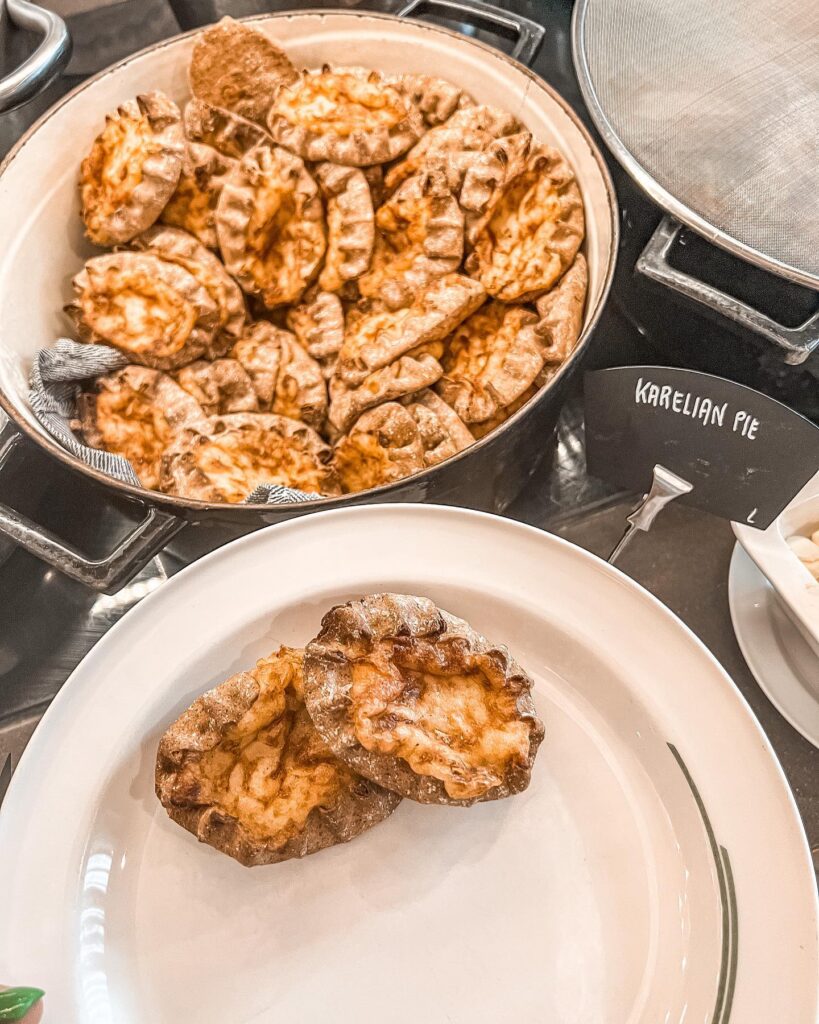 KarjalanpiirakkaTo tradycyjny fiński pieróg z ciasta mącznego, często nadziewany ryżem lub ziemniakami. Spróbowałam w kilku miejscach i przyznaję – mogłabym jeść codziennie. Świetne na szybkie śniadanie lub przekąskę w trakcie zwiedzania.4. Łosoś i ryby bałtyckie