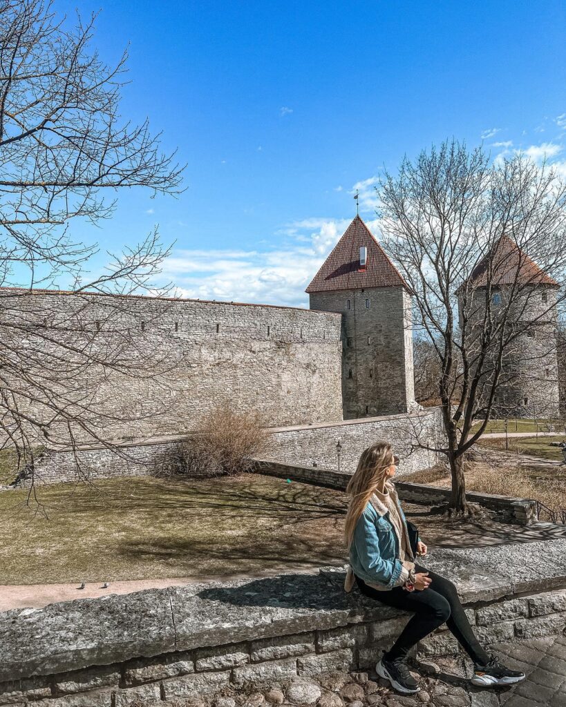 widok na mury Starego Miasta w Tallinie