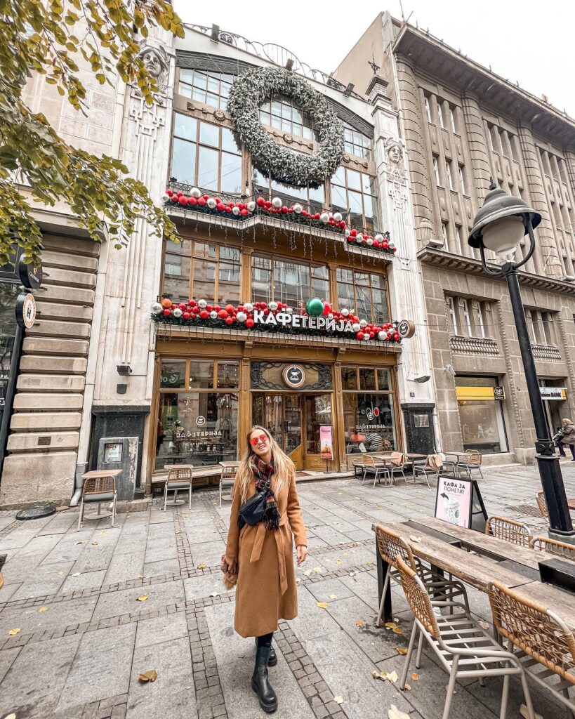 Ulica Knez Mihailova – główna deptakowa ulica Belgradu z zabytkowymi kamienicami tutaj ozdoby świąteczne