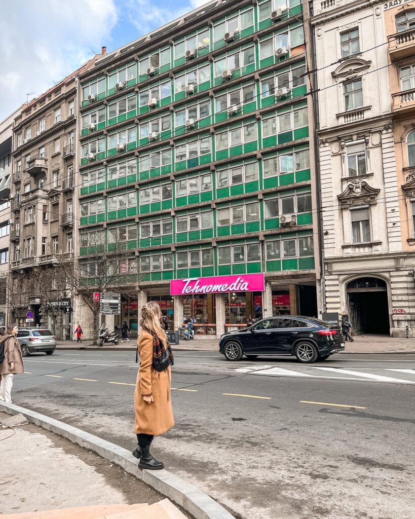 Widok na ulicę w Belgradzie – codzienne życie i architektura miasta