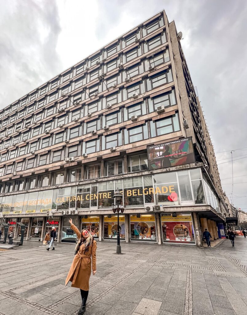 Spacer po ulicach Belgradu – kolorowe kamienice i kawiarnie