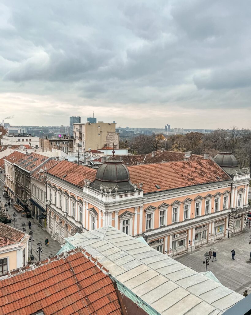 Widok na centrum Belgradu z balkonów i ulic pełnych życia