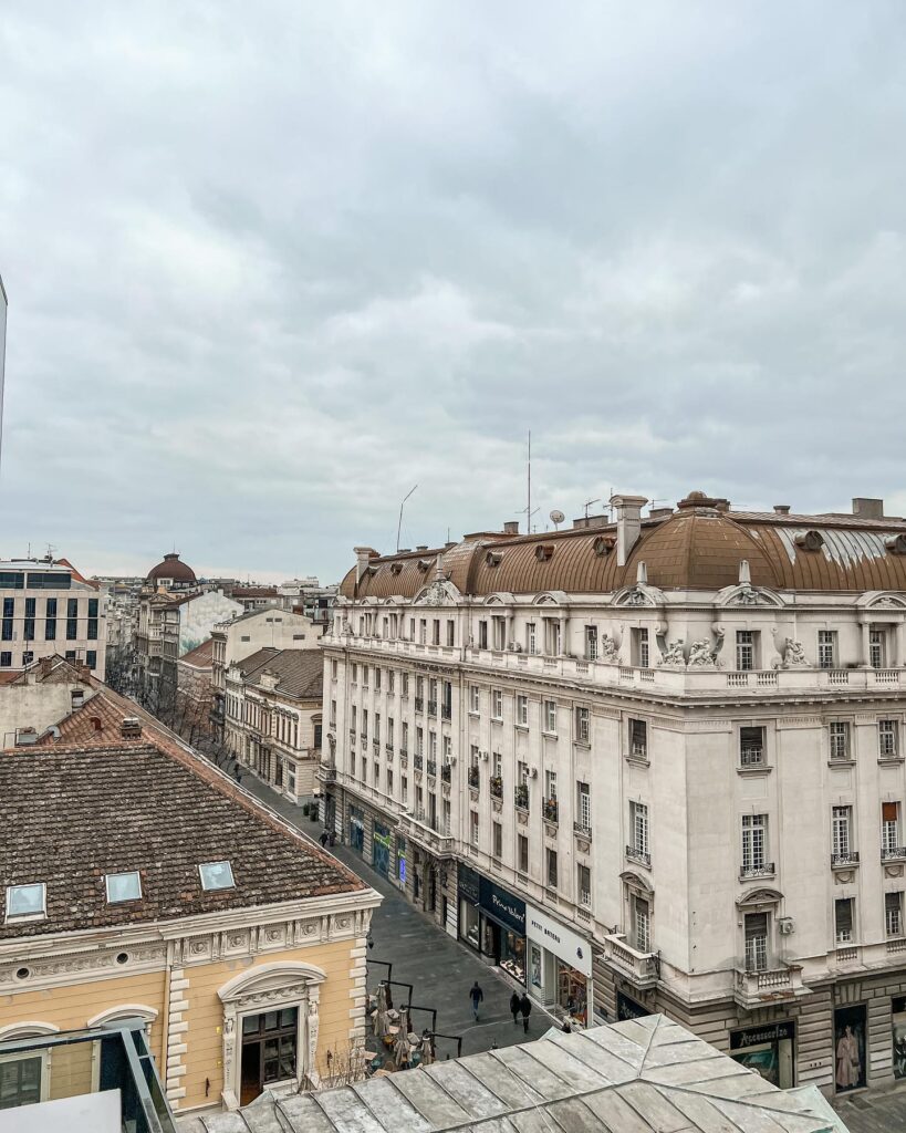 Widok na centrum Belgradu z balkonów i ulic pełnych życia