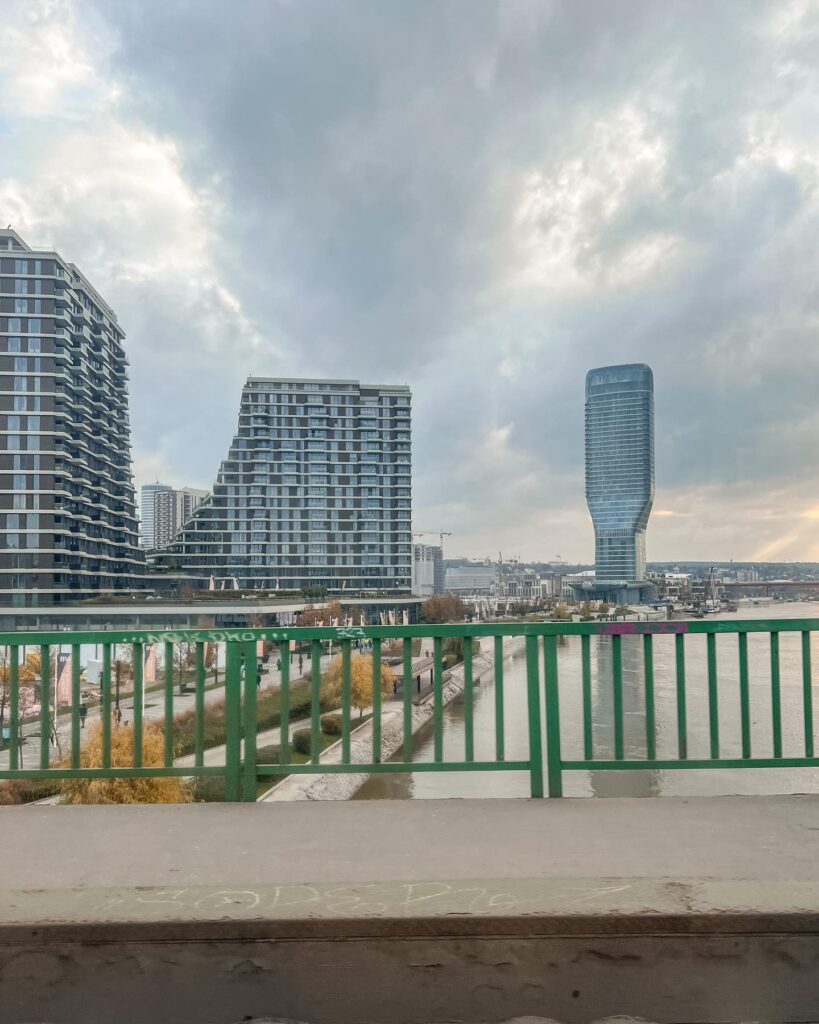 Widok na ulicę w Belgradzie – codzienne życie i architektura miasta