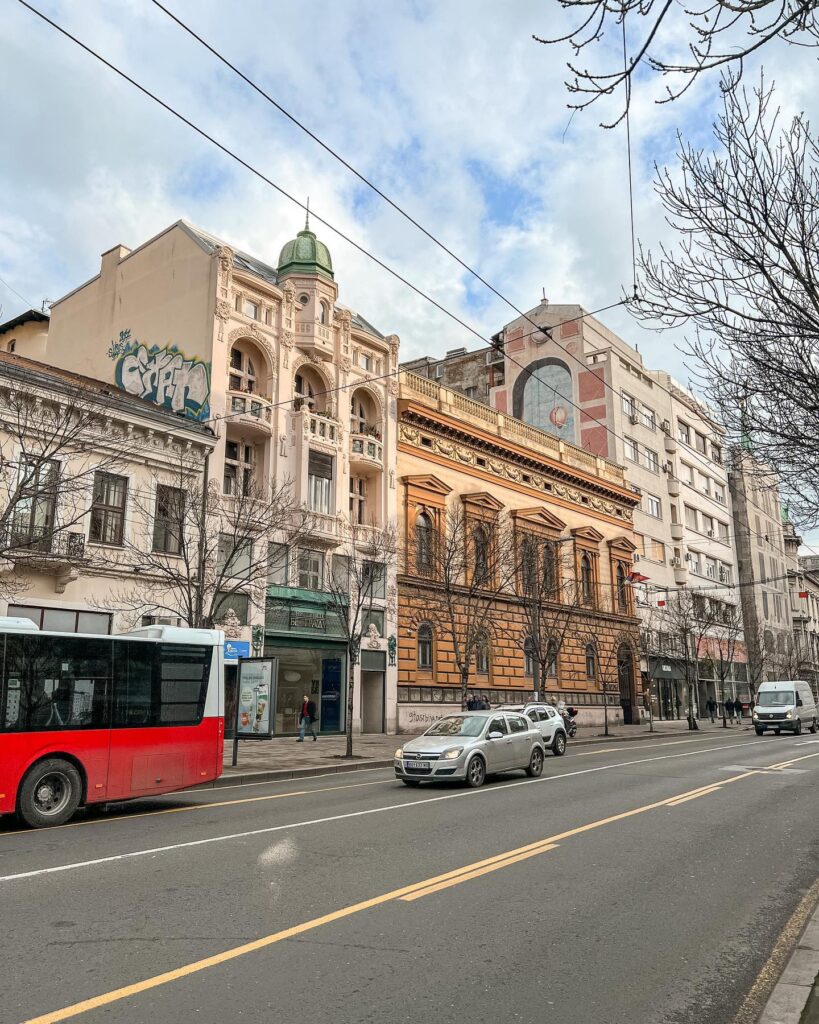 Spacer po ulicach Belgradu – kolorowe kamienice i kawiarnie