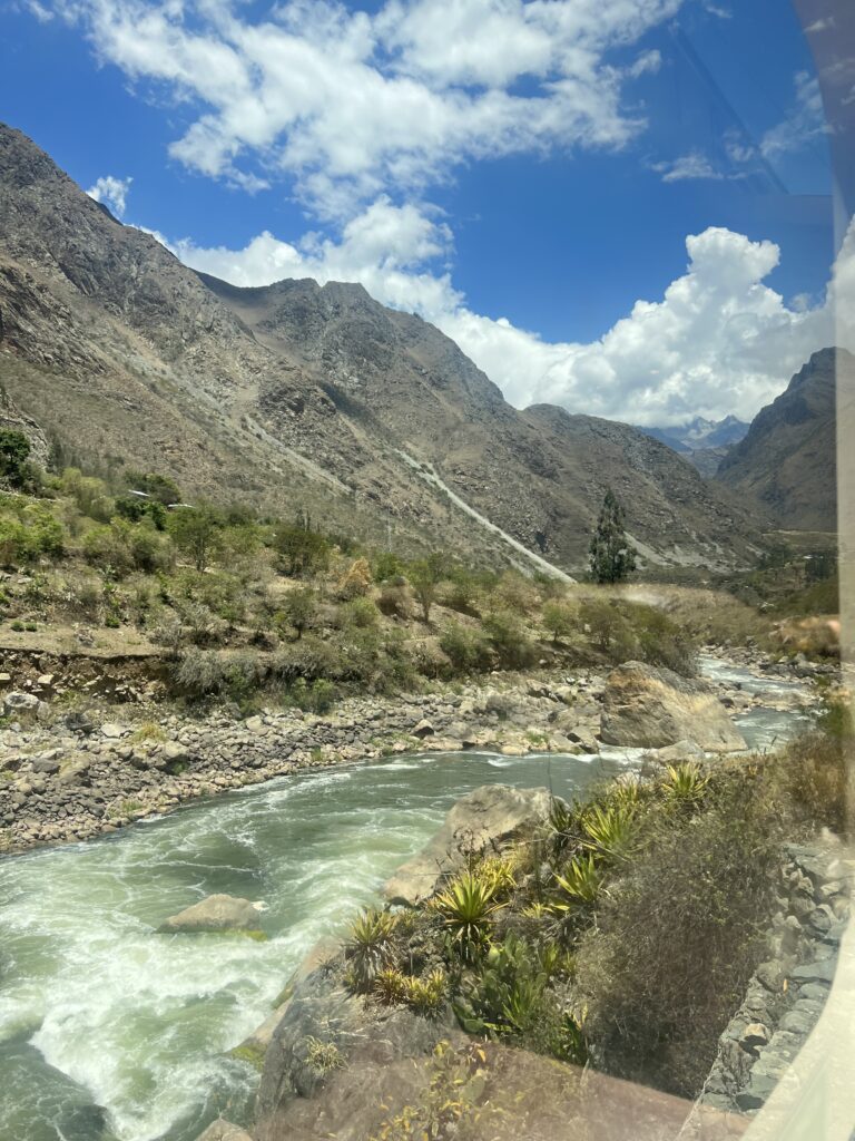 widok z pociągu na trasie Ollantaytambo Machu Picchu 