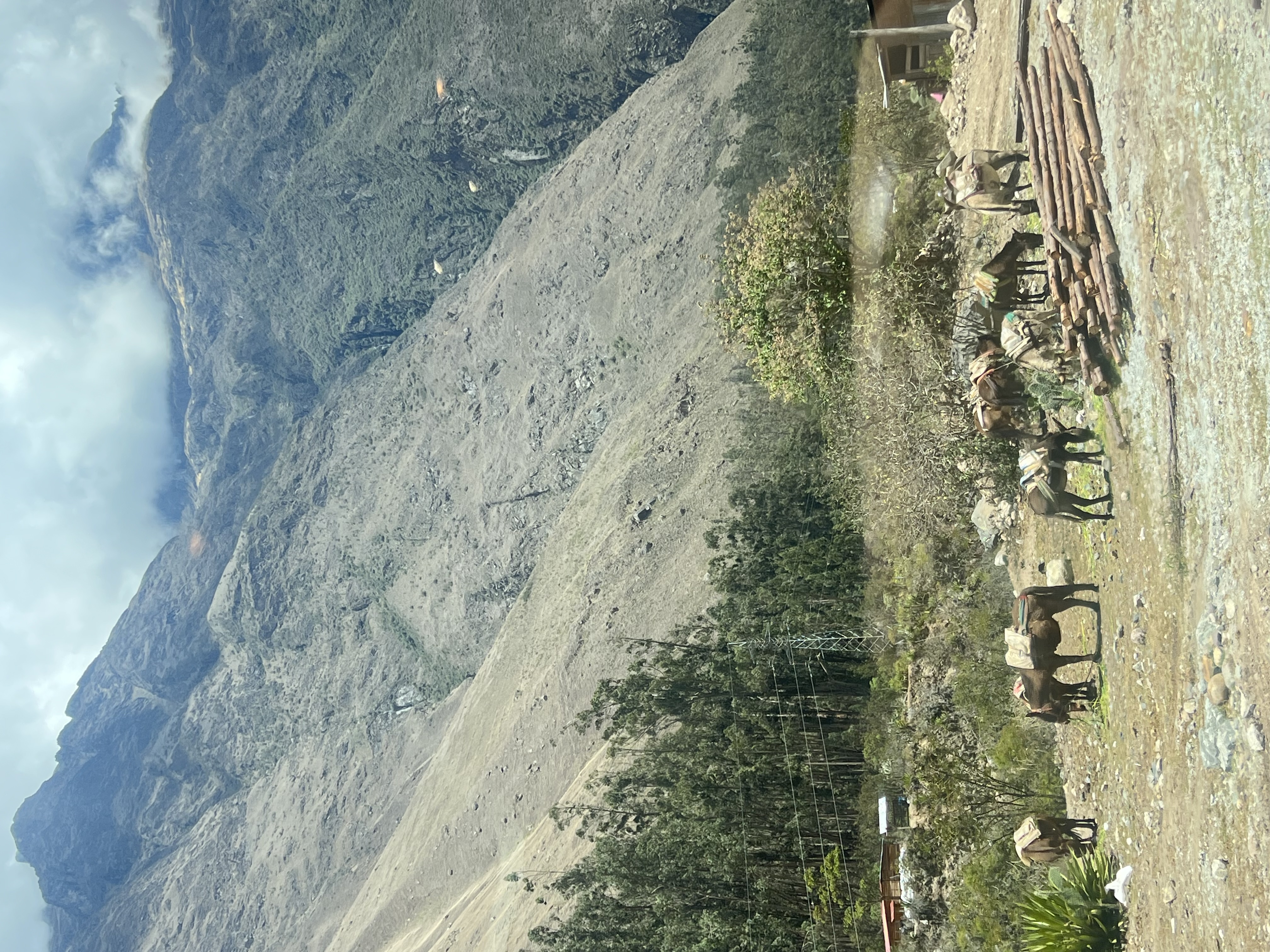 widok z pociągu na trasie Ollantaytambo Machu Picchu 