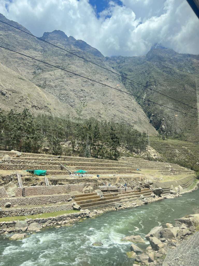 widok z pociągu na trasie Ollantaytambo Machu Picchu 