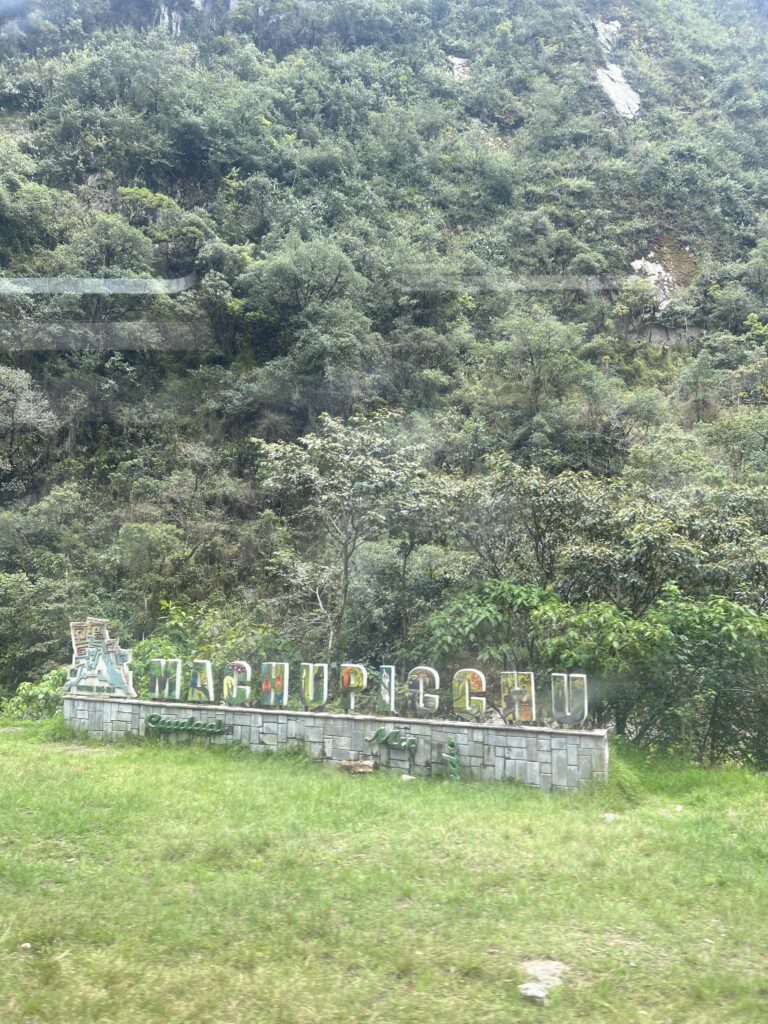 widok z pociągu na trasie Ollantaytambo Machu Picchu 