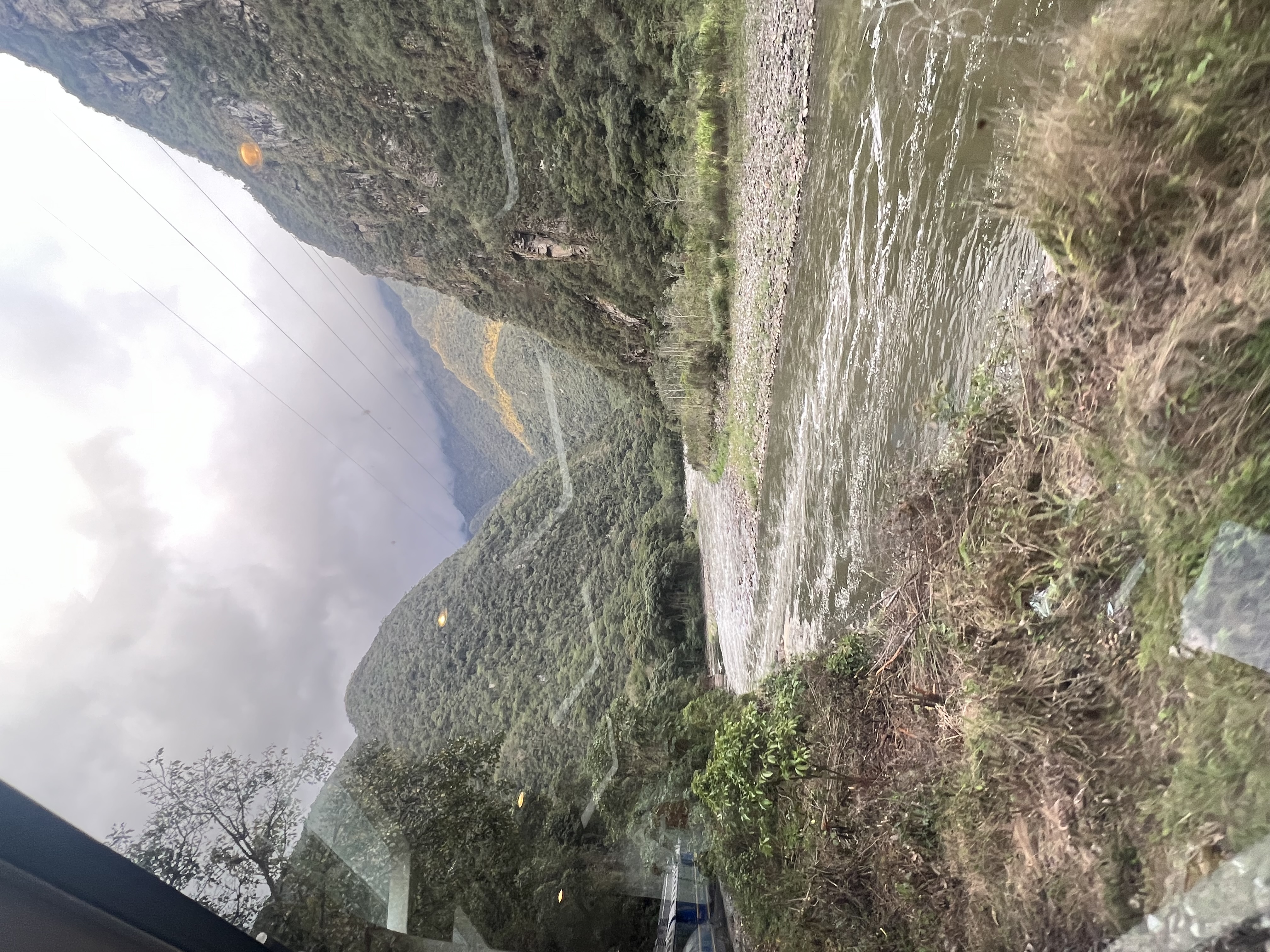 widok z pociągu na trasie Ollantaytambo Machu Picchu 