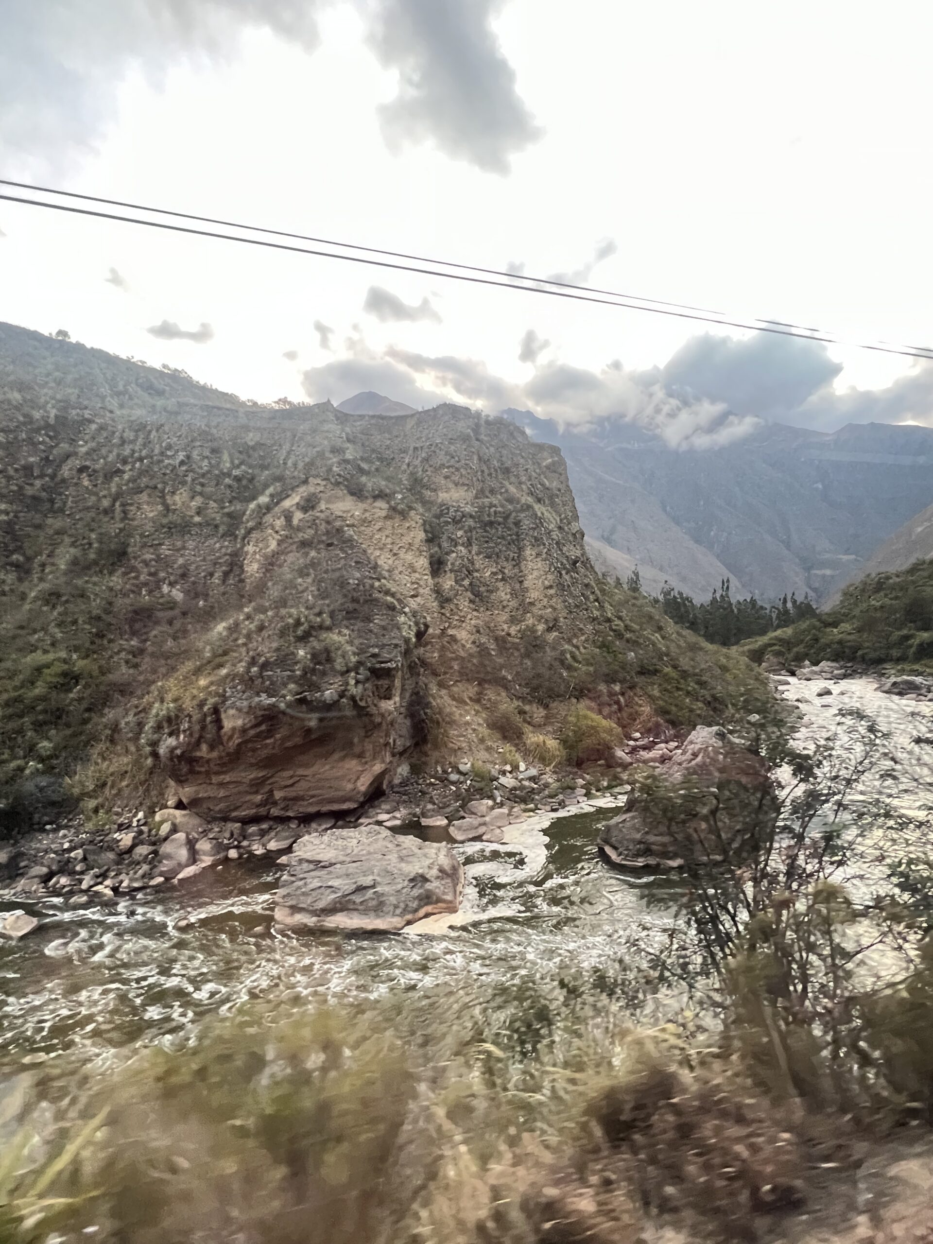 widok z pociągu na trasie Ollantaytambo Machu Picchu 