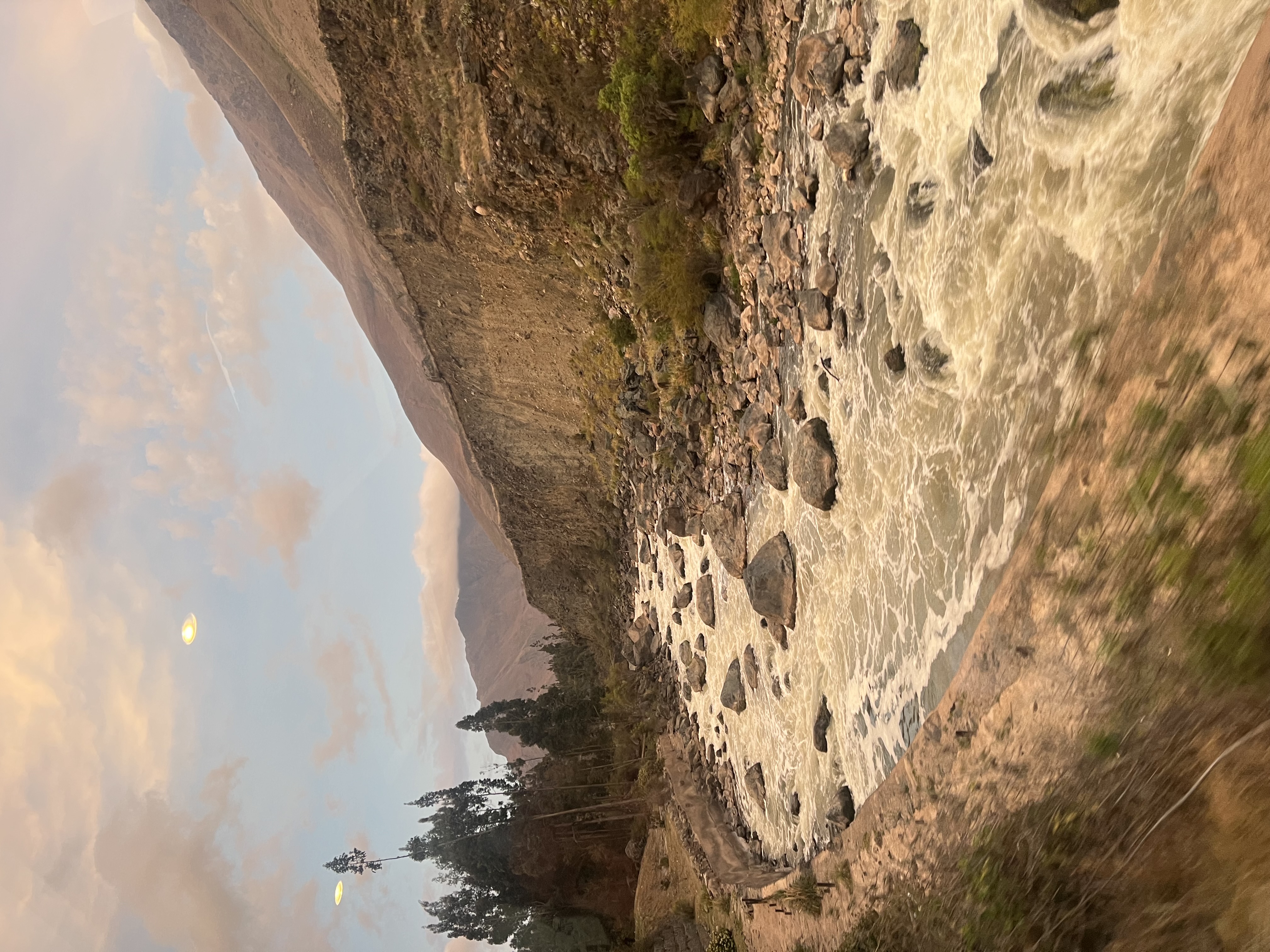 widok z pociągu na trasie Ollantaytambo Machu Picchu 