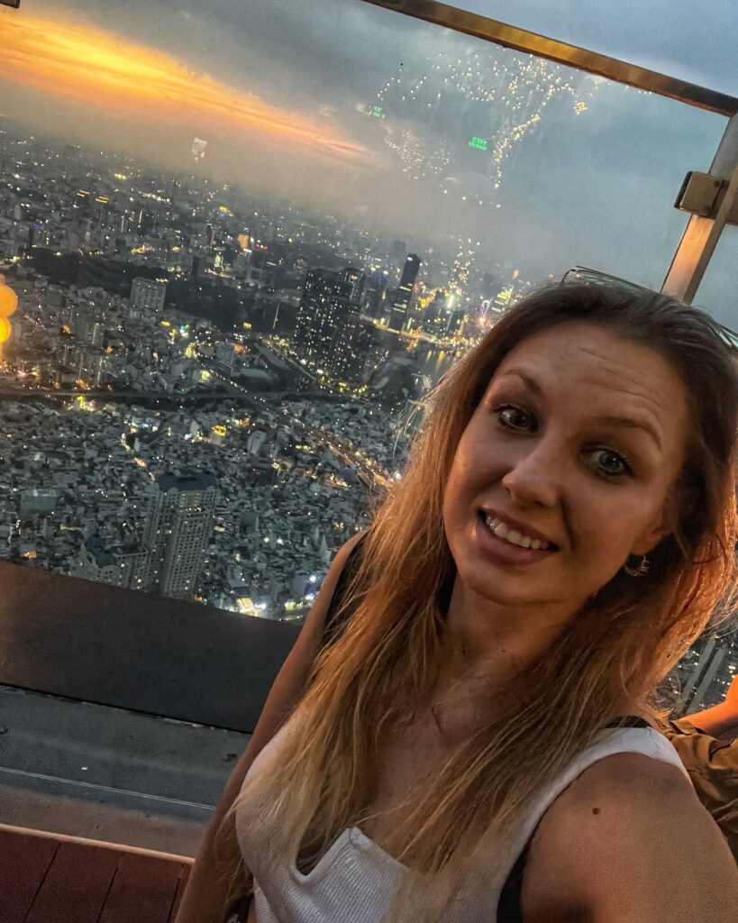 zachód słońca bar na 75. piętrze w barze w Landmark 81