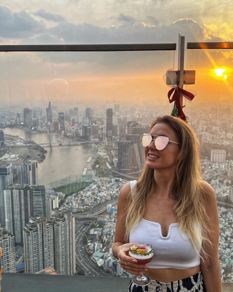 zachód słońca  na 75. piętrze w barze w Landmark 81