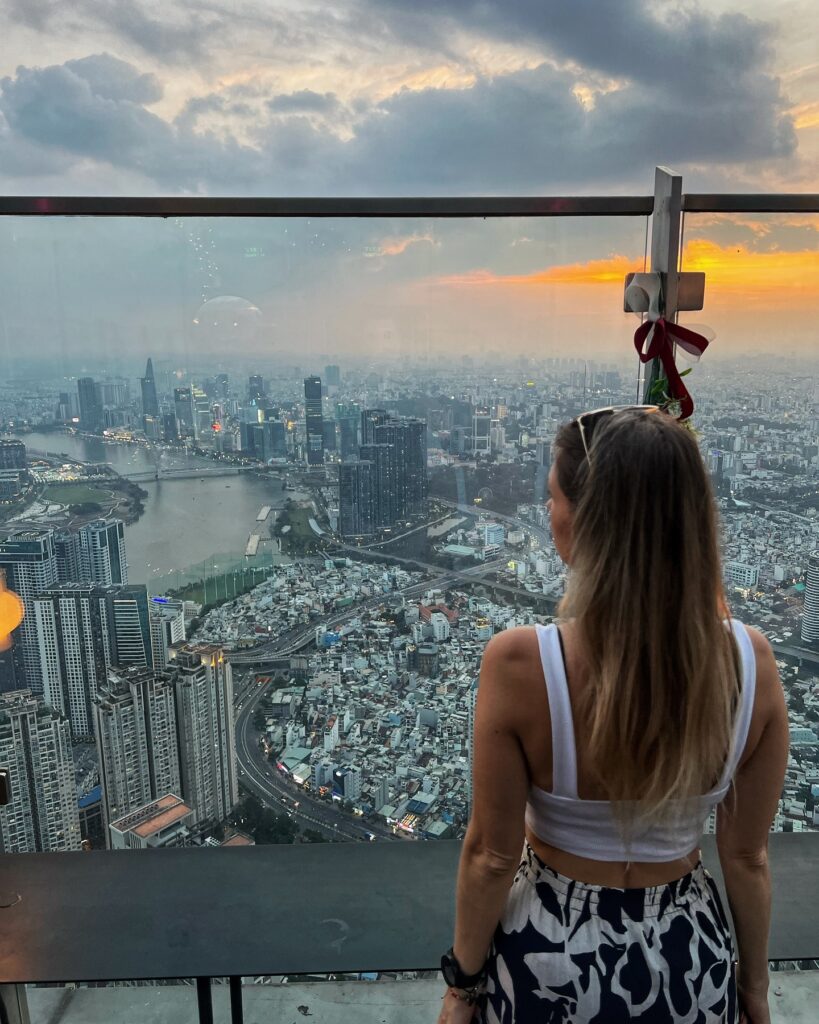 zachód słońca bar na 75. piętrze w barze w Landmark 81