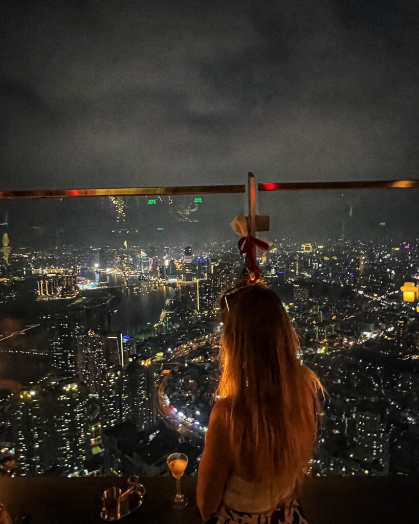 zachód słońca bar na 75. piętrze w barze w Landmark 81