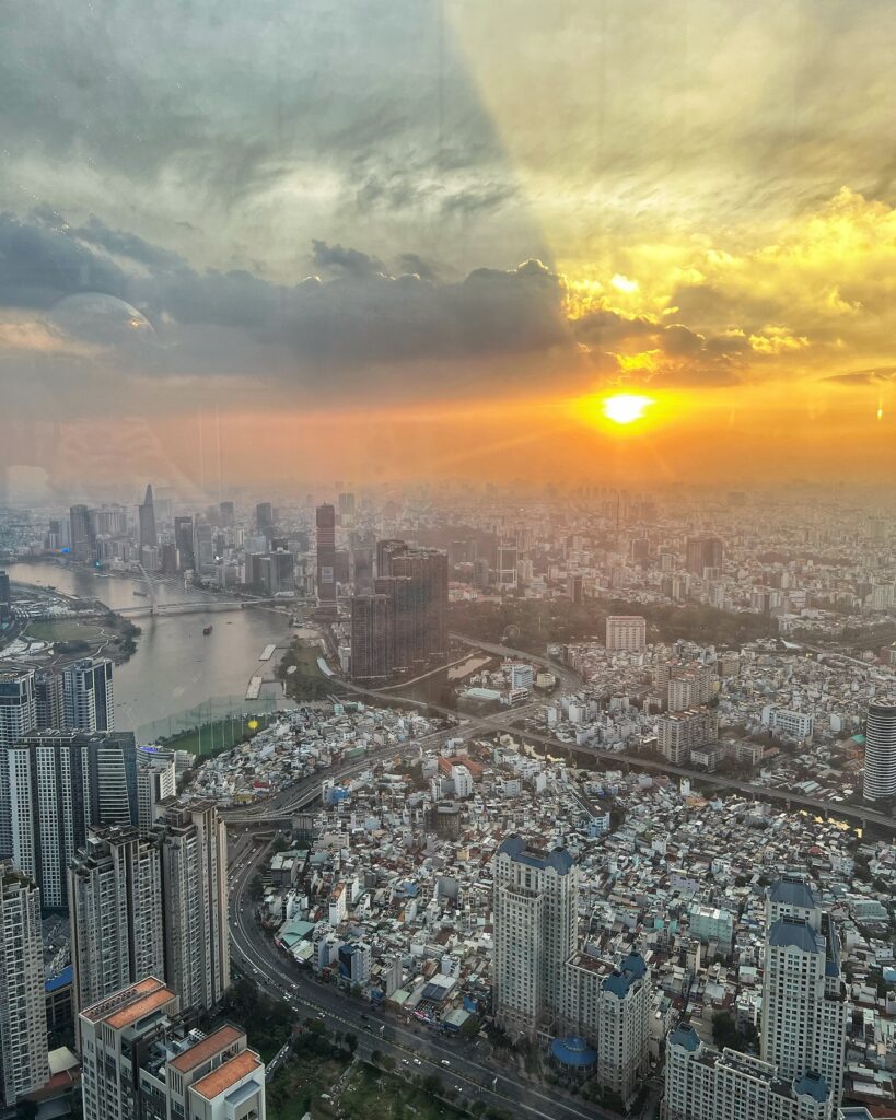 zachód słońca bar na 75. piętrze w barze w Landmark 81