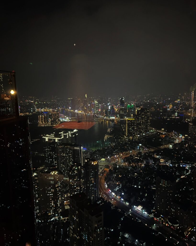 zachód słońca bar na 75. piętrze w barze w Landmark 81