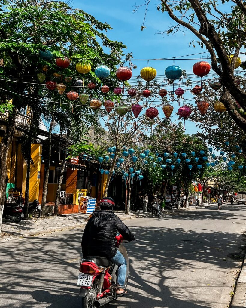 ulice Hoi An pełne lampionów 