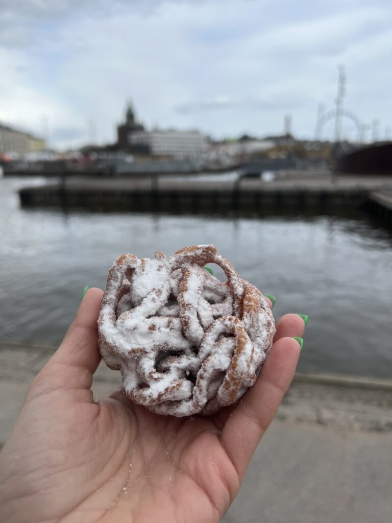 Tippaleipä – tradycyjny fiński chrust z cukrem pudrem