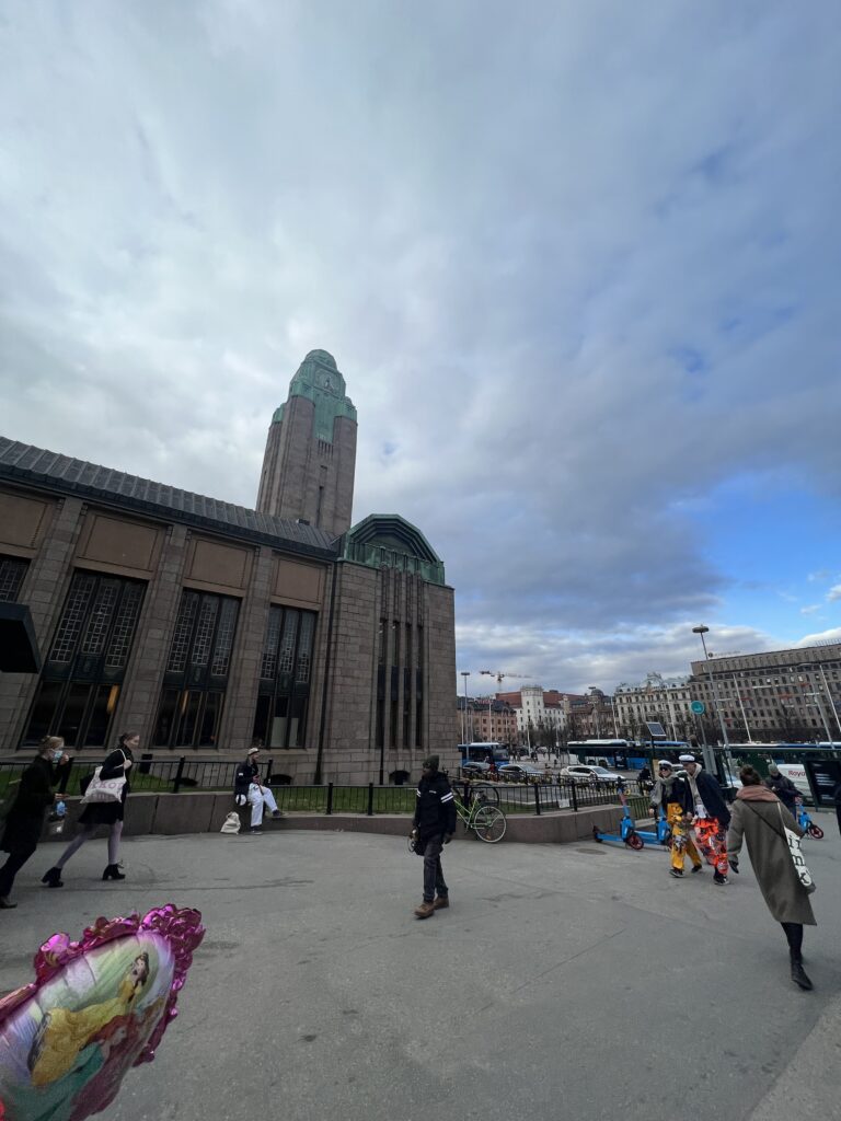 Majówka w Helsinkach to czas wielkiego świętowania – Finowie obchodzą wtedy Vappu.