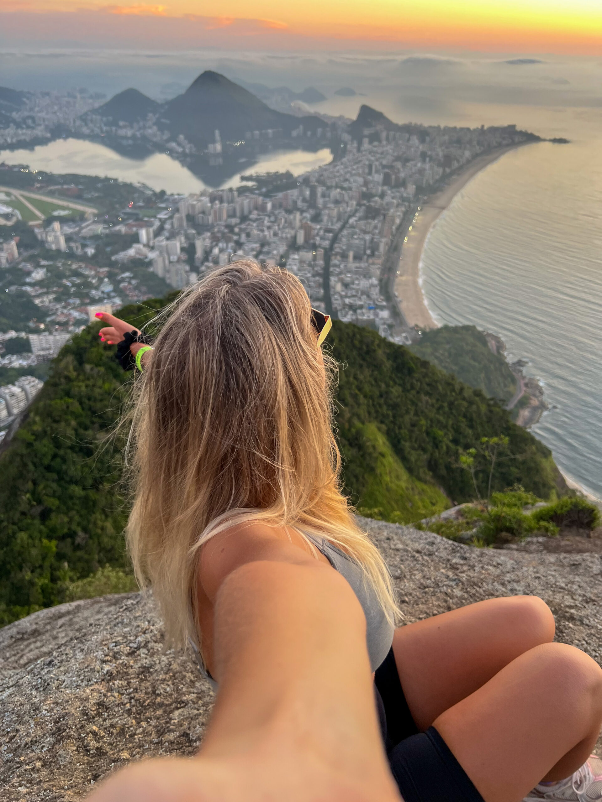 Wschód słońca z Morro Dois Irmãos w Rio de Janeiro