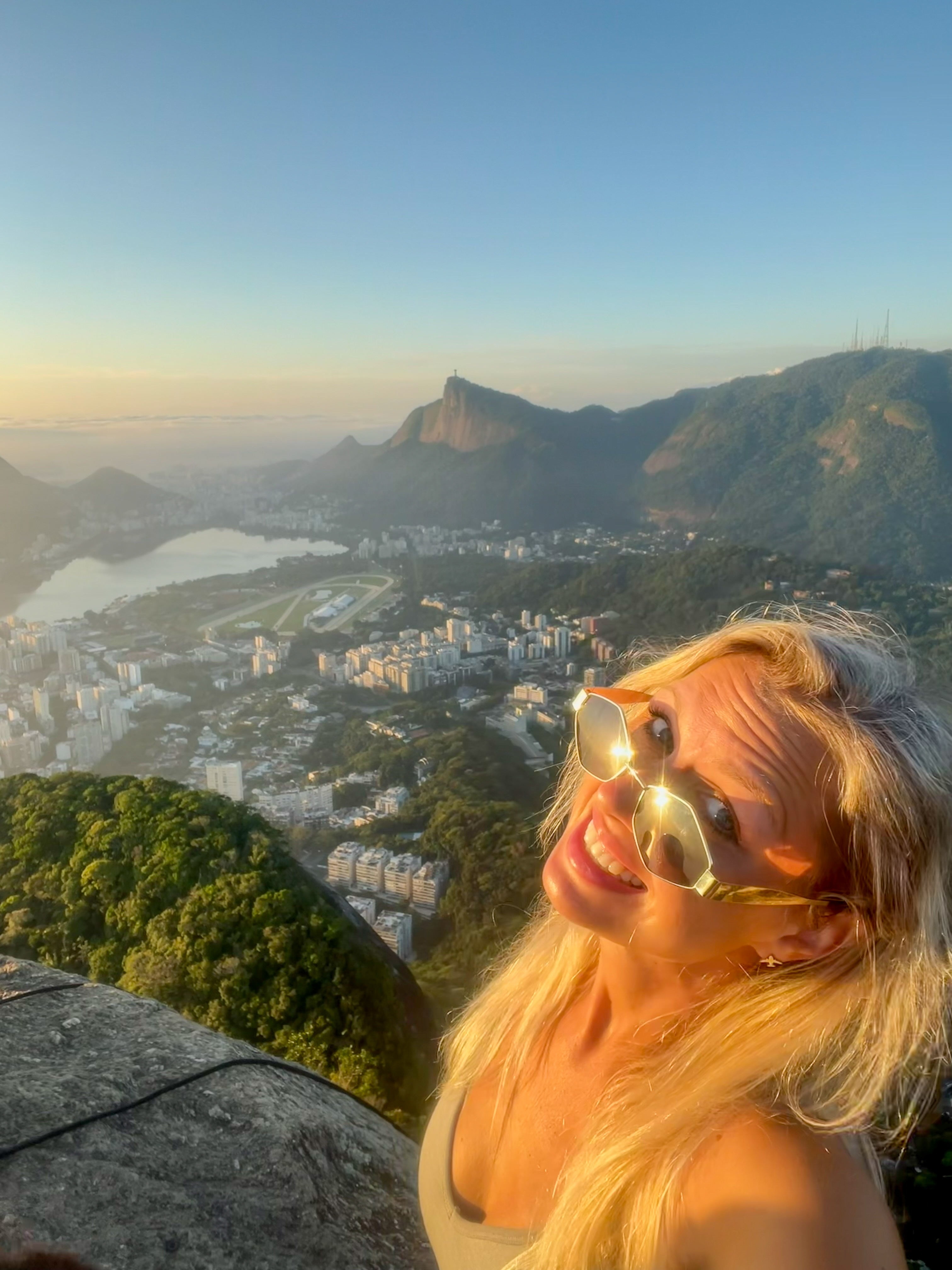 Wschód słońca z Morro Dois Irmãos w Rio de Janeiro