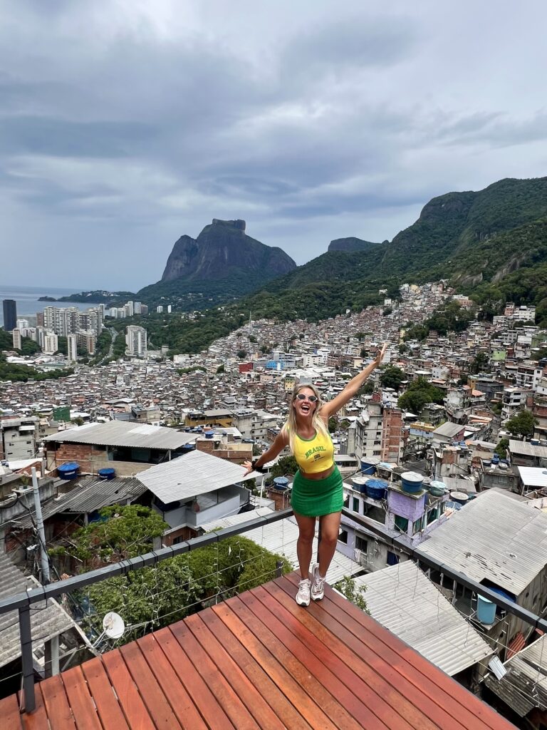 Widok z punktu widokowego jednego z dachów w Rocinha
