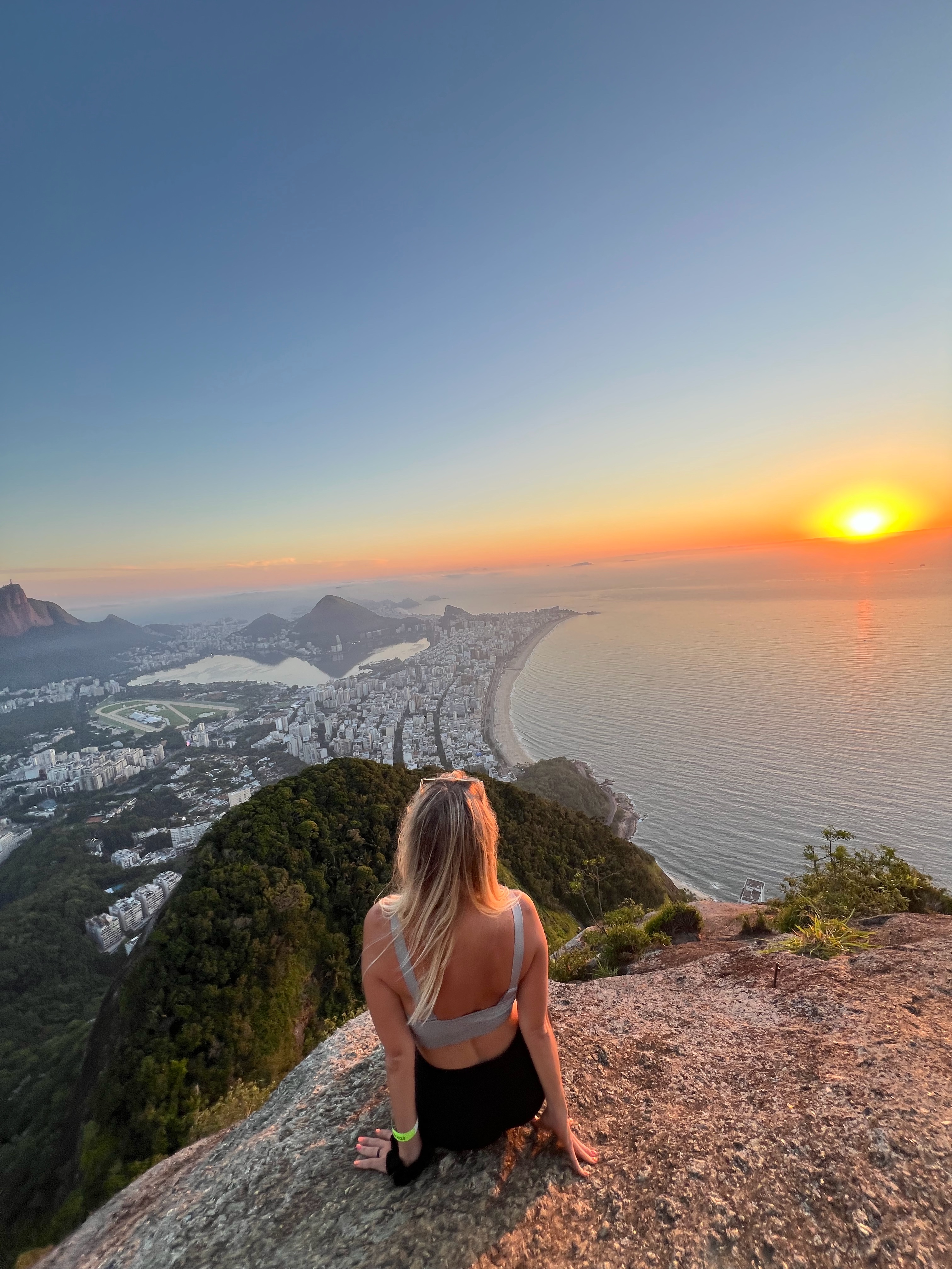 Wschód słońca z Morro Dois Irmãos w Rio de Janeiro