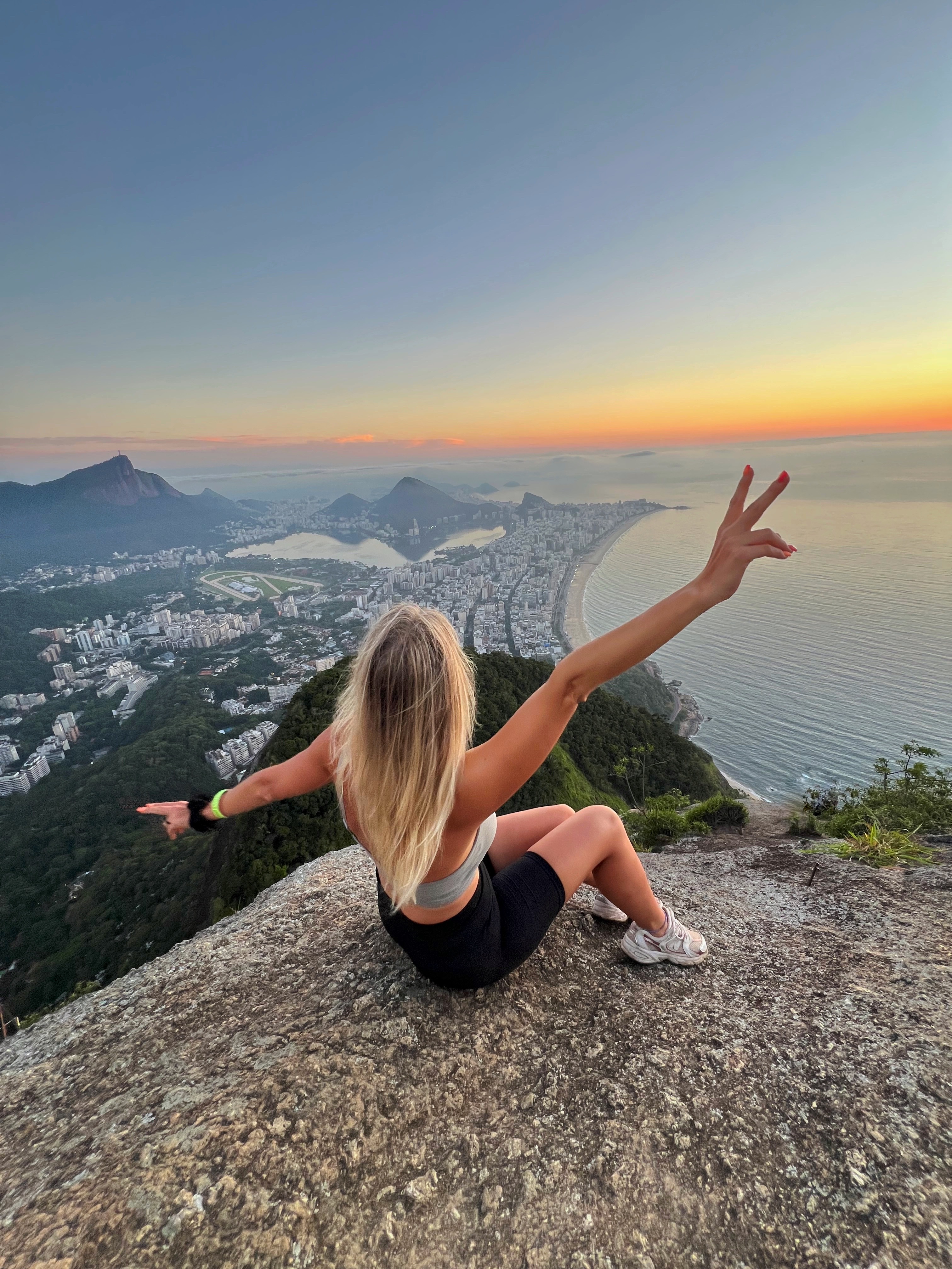 Wschód słońca z Morro Dois Irmãos w Rio de Janeiro