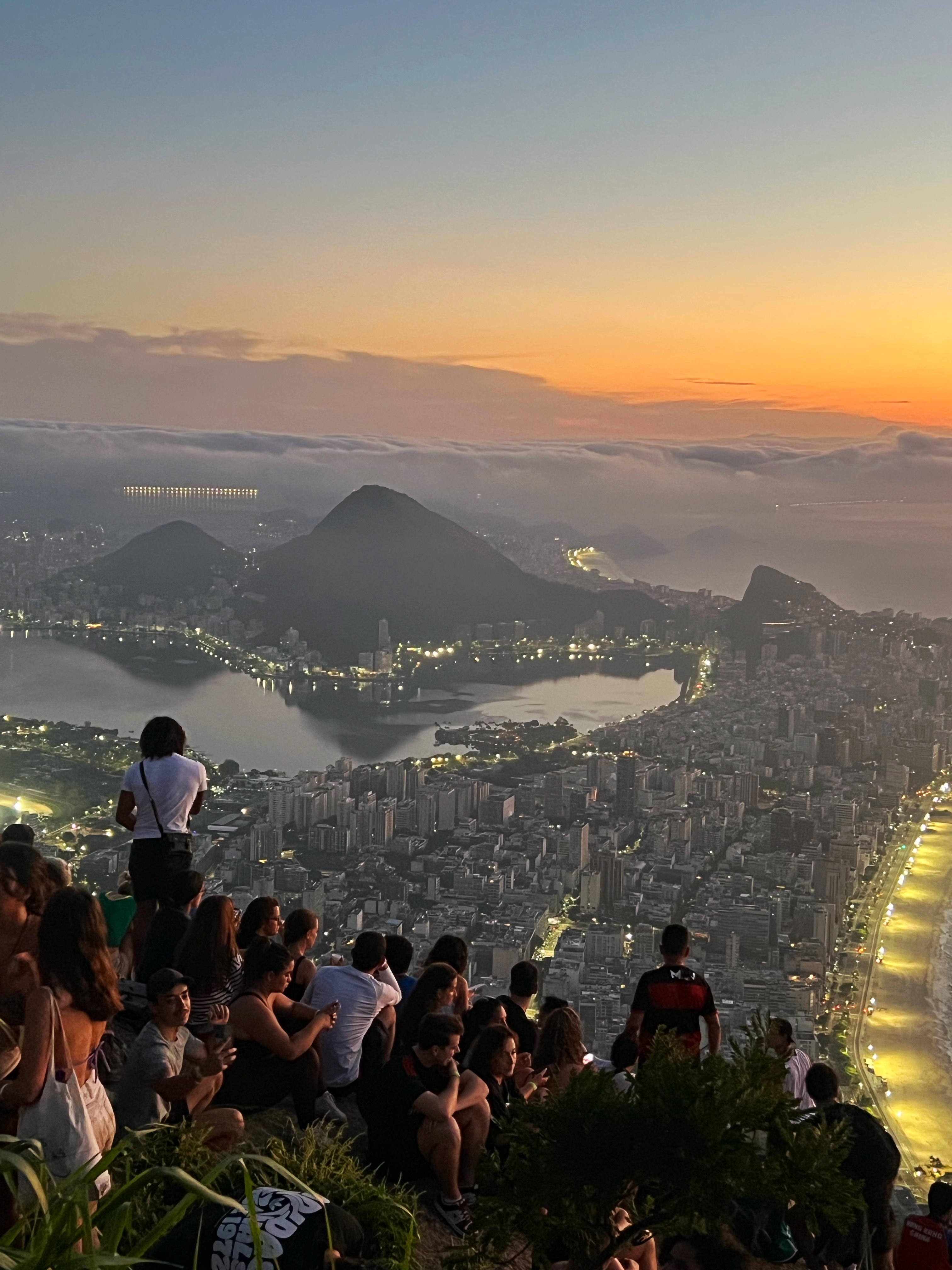 Wschód słońca z Morro Dois Irmãos w Rio de Janeiro