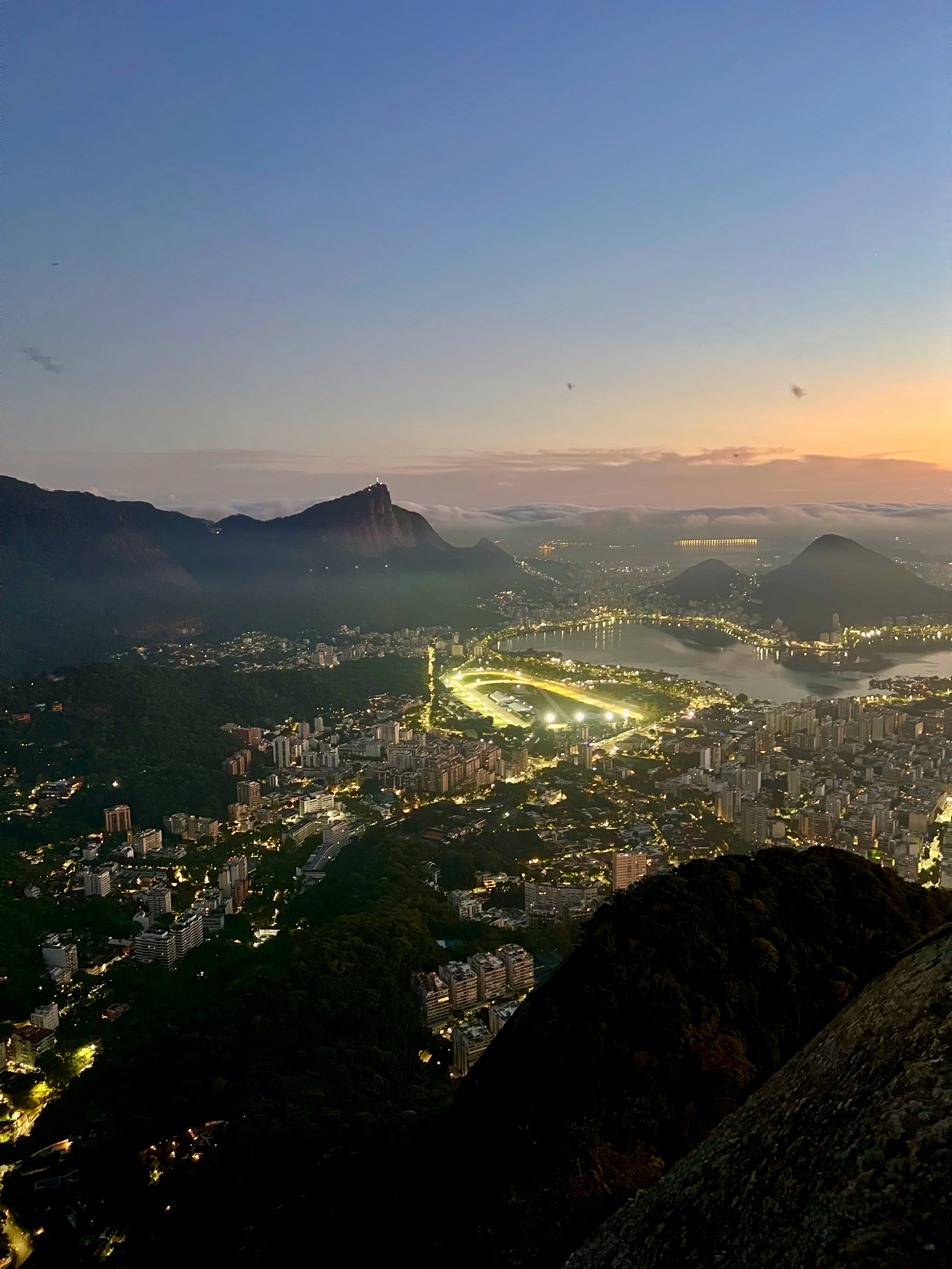 Wschód słońca z Morro Dois Irmãos w Rio de Janeiro
