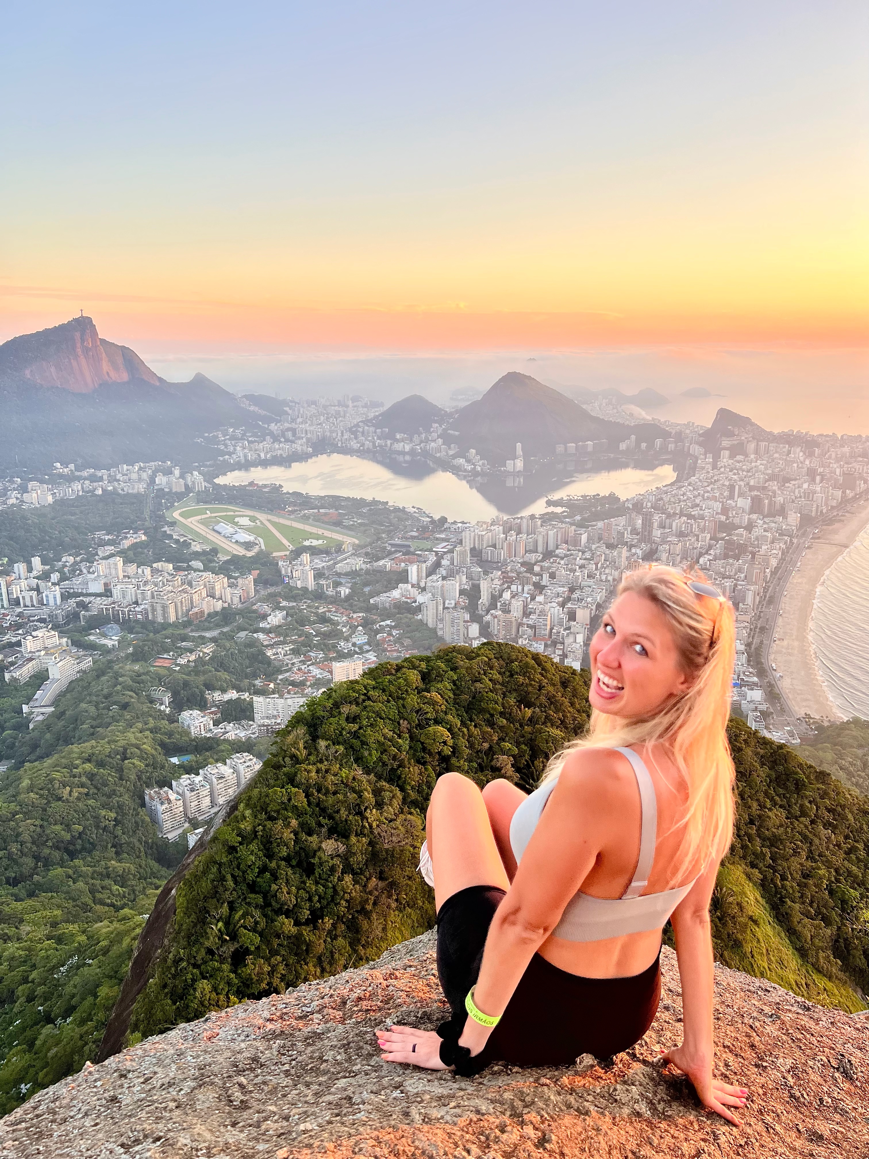 Wschód słońca z Morro Dois Irmãos w Rio de Janeiro