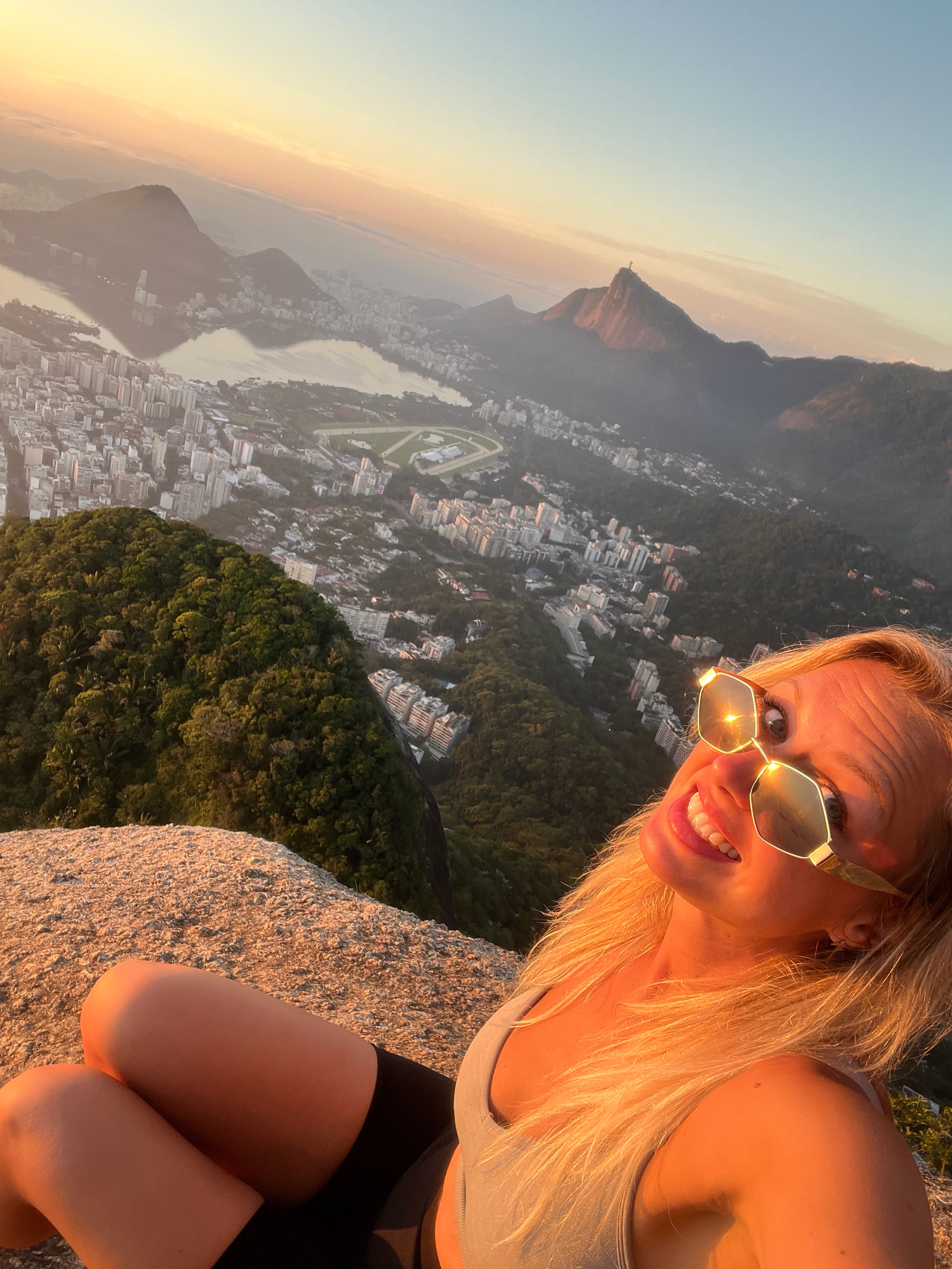 Wschód słońca z Morro Dois Irmãos w Rio de Janeiro
