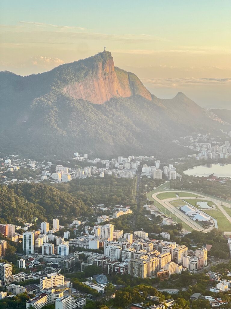 Wschód słońca z Morro Dois Irmãos w Rio de Janeiro